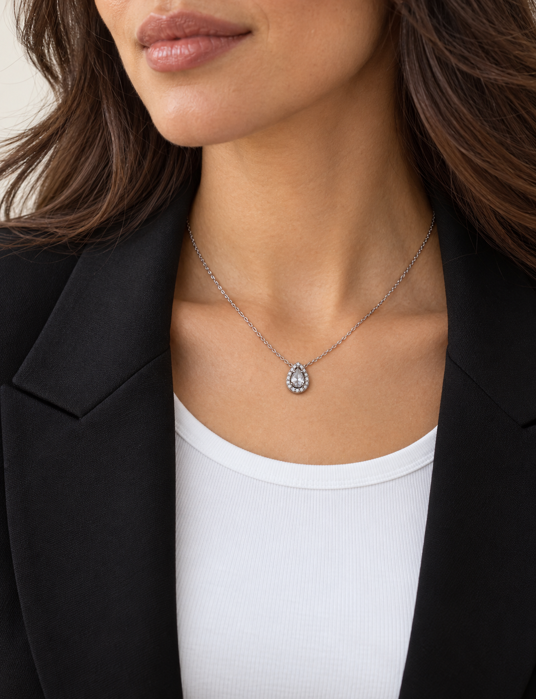 Collier argenté à pendentif pierre scintillante en forme de goutte