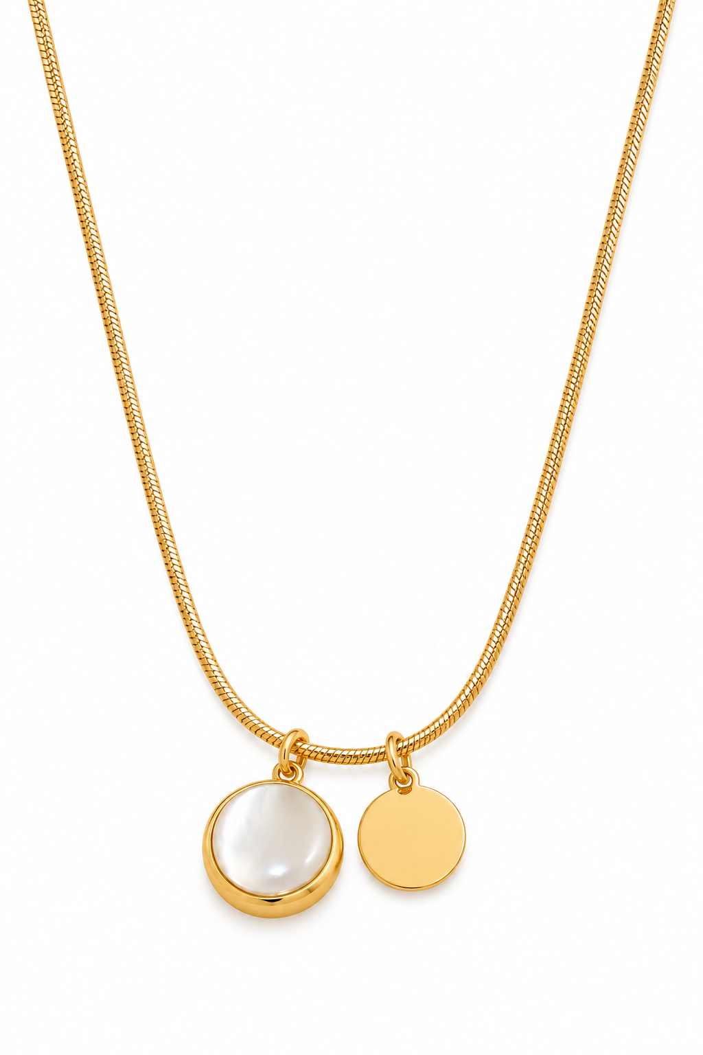 Collier doré à double pendentif nacré et médaille