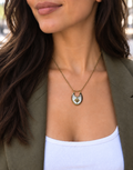 Collier doré à pendentif nacré et motif étoilé