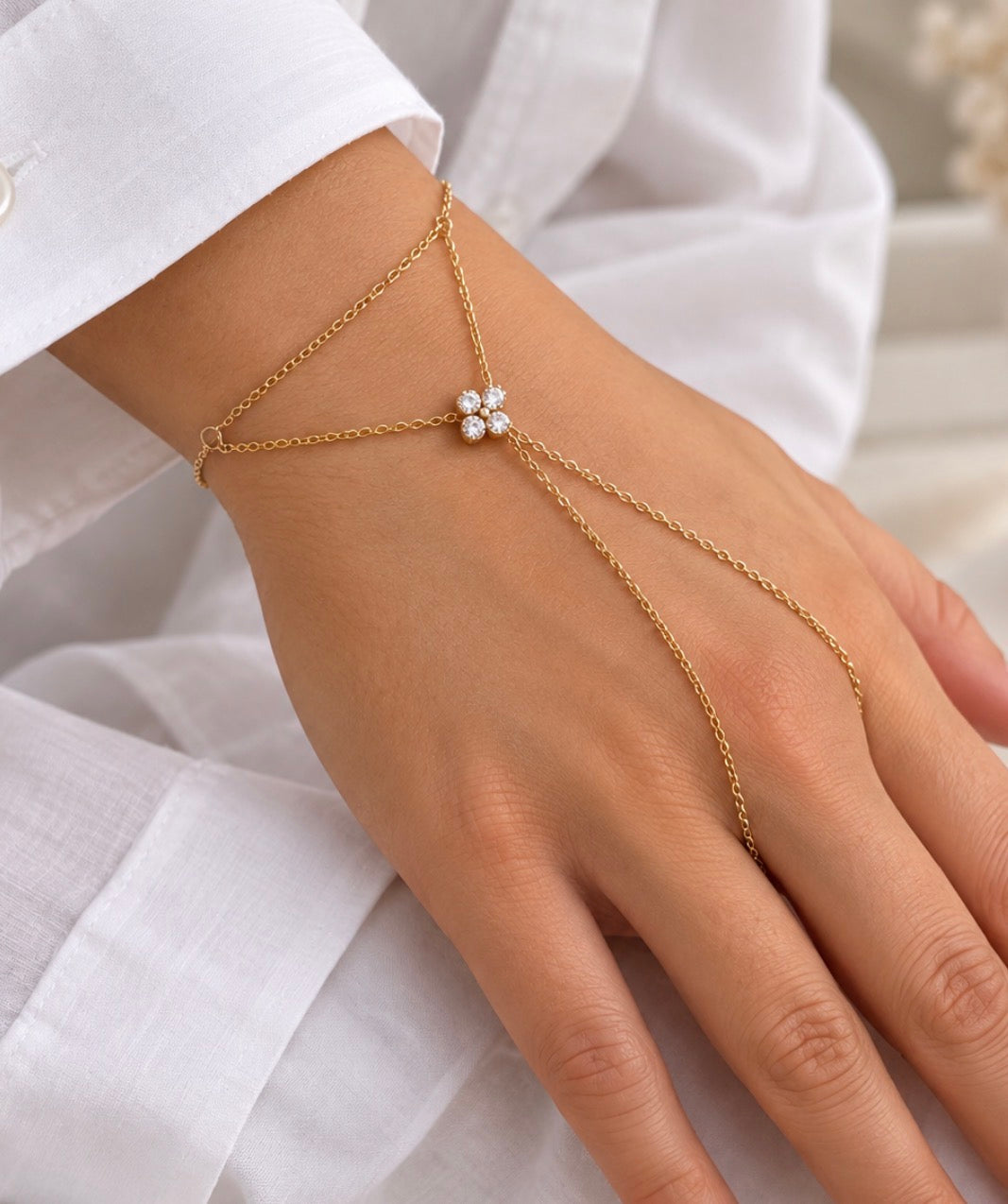 Bijou de main trèfle doré