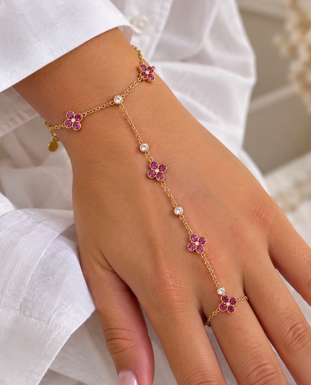 Bijou de main trèfles rose