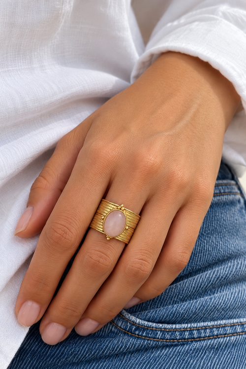 Bague manchette dorée à pierre rose pâle