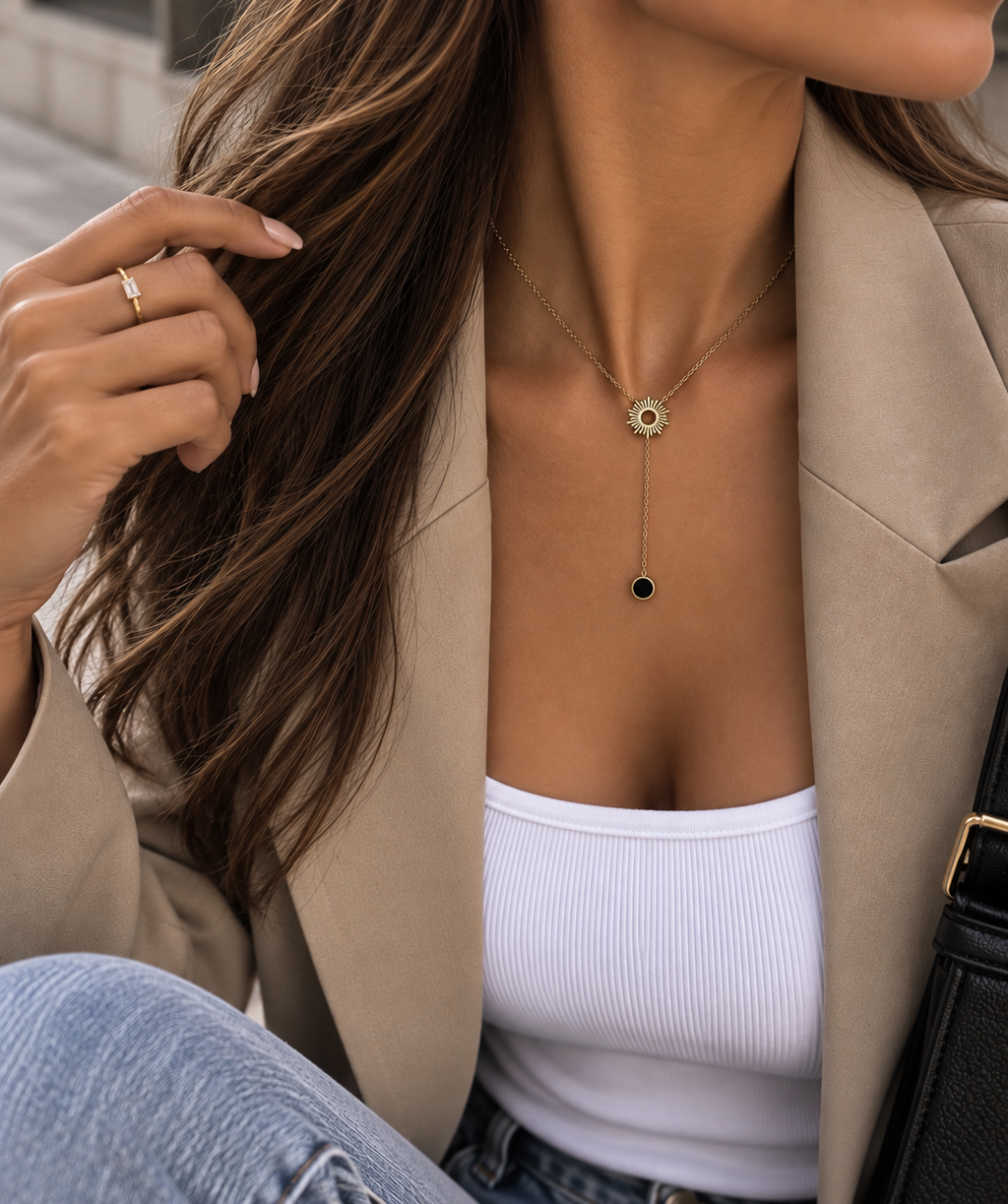 Collier doré soleil et pendentif noir