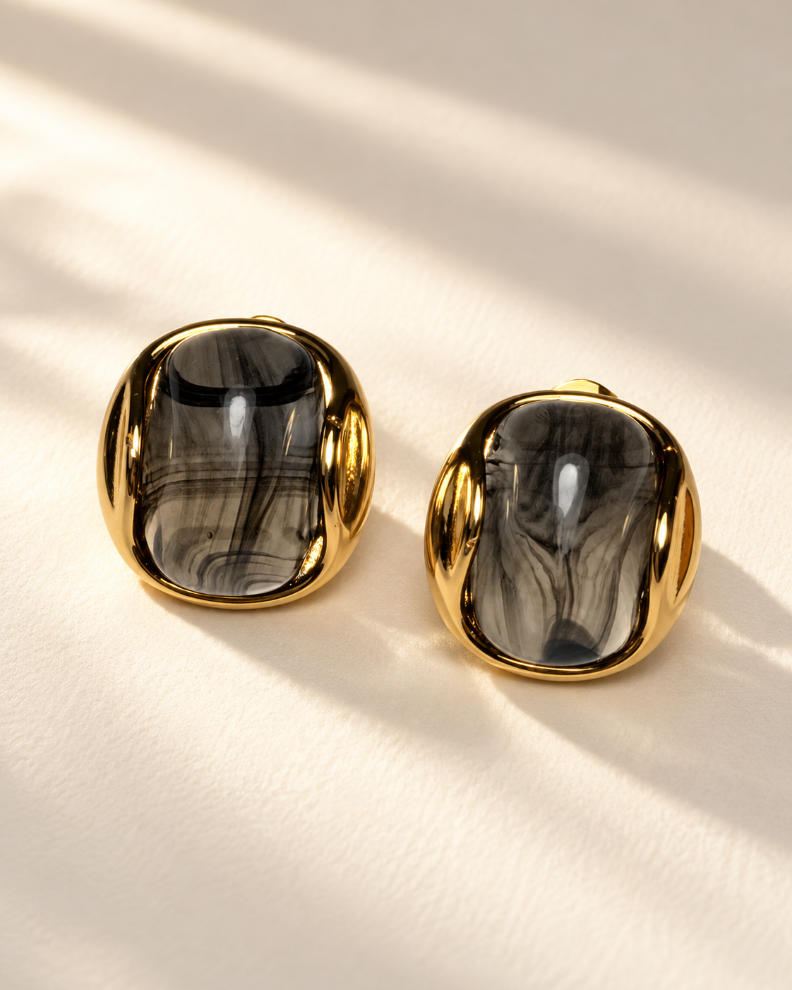 Boucles d’oreilles dorées effet marbré fumé