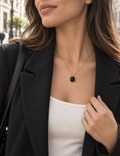 Collier doré à pendentif noir à  facette