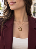 Collier doré à pendentif double anneau