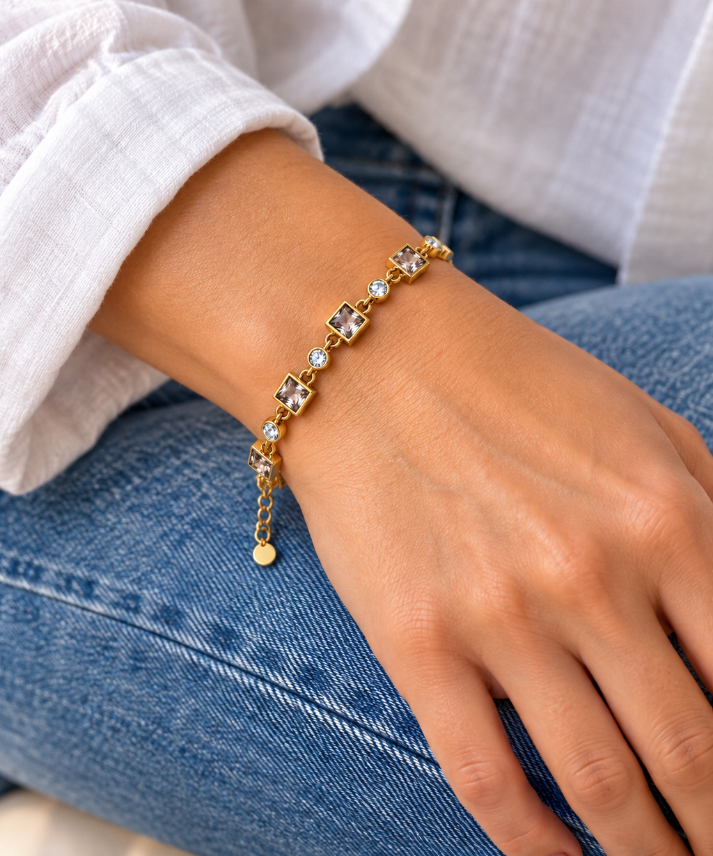 Bracelet doré à pierres carrées et rondes