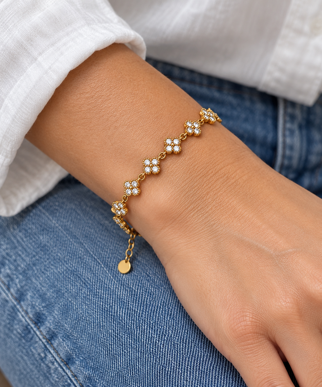 Bracelet doré à motifs trèfles scintillants