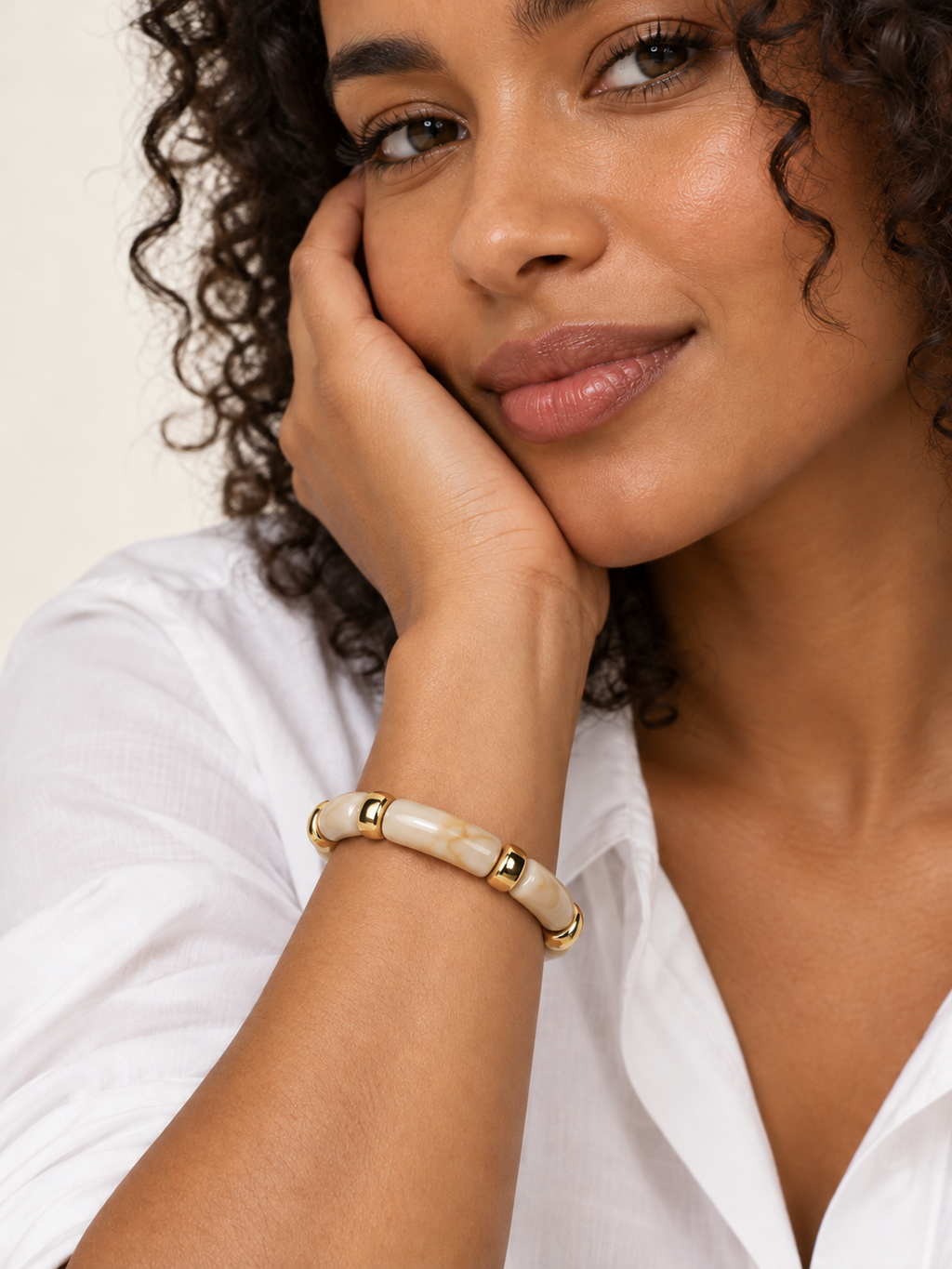 Bracelet perles cylindriques marbrées beige ou kaki et doré
