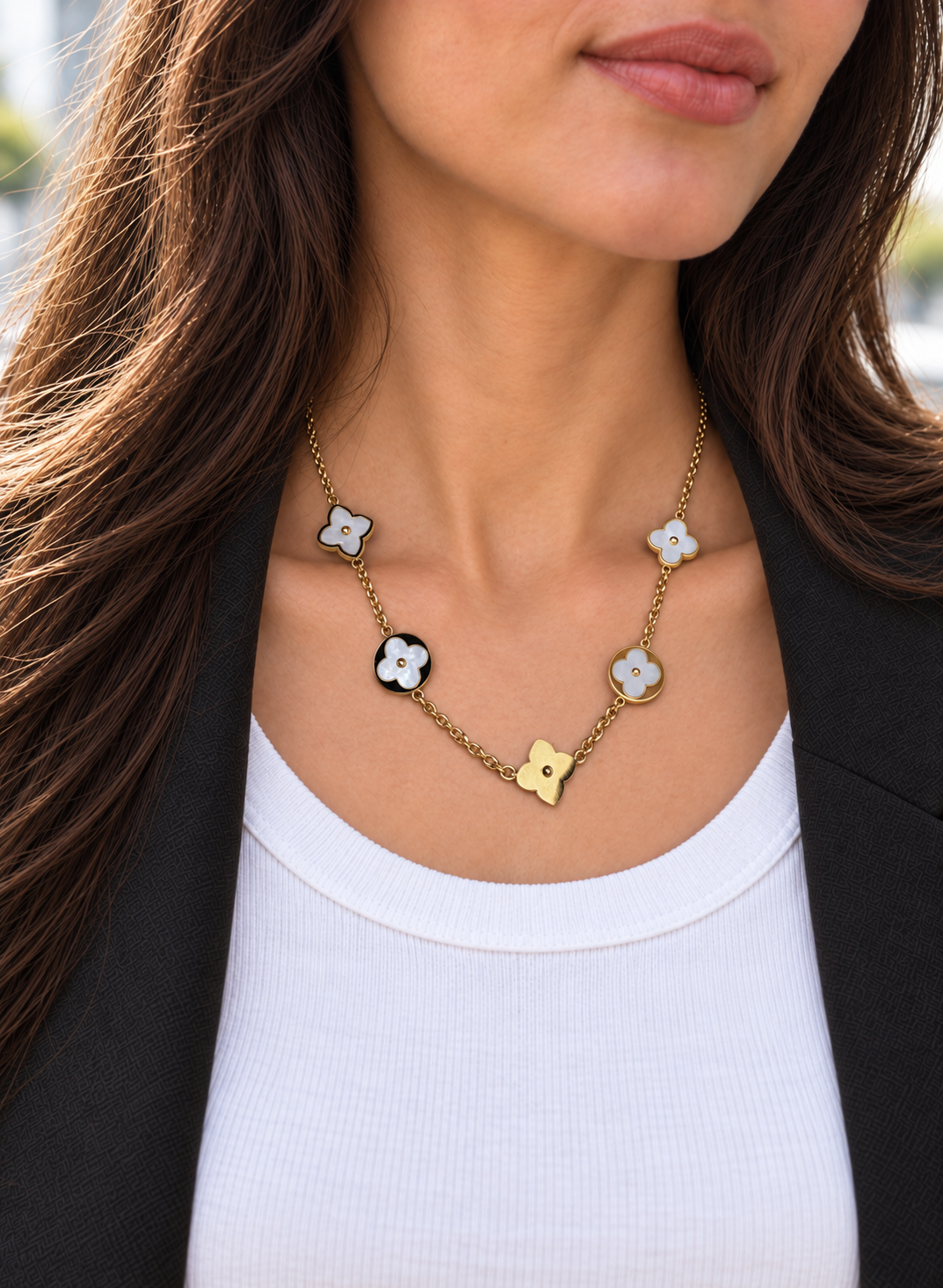 Collier doré à cinq motifs trèfle
